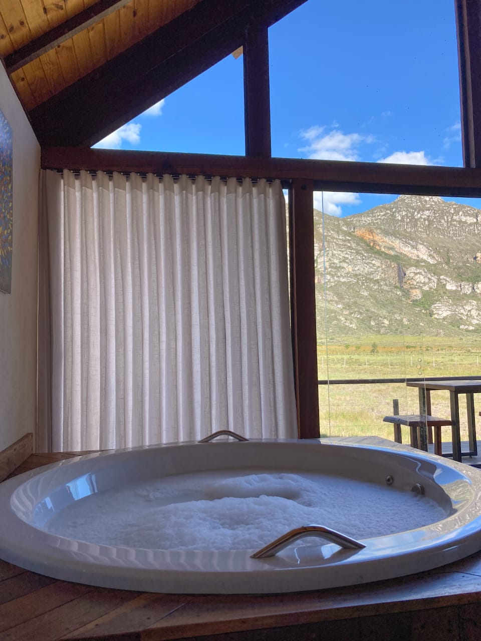 Fachada diurna com jardim